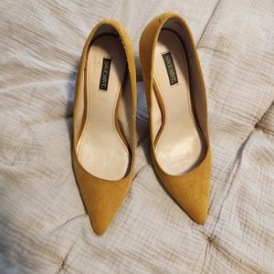 Shoemint yellow suede pumps